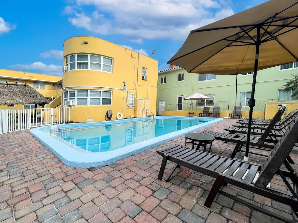 Hollywood Broadwalk Oceanside Hotel