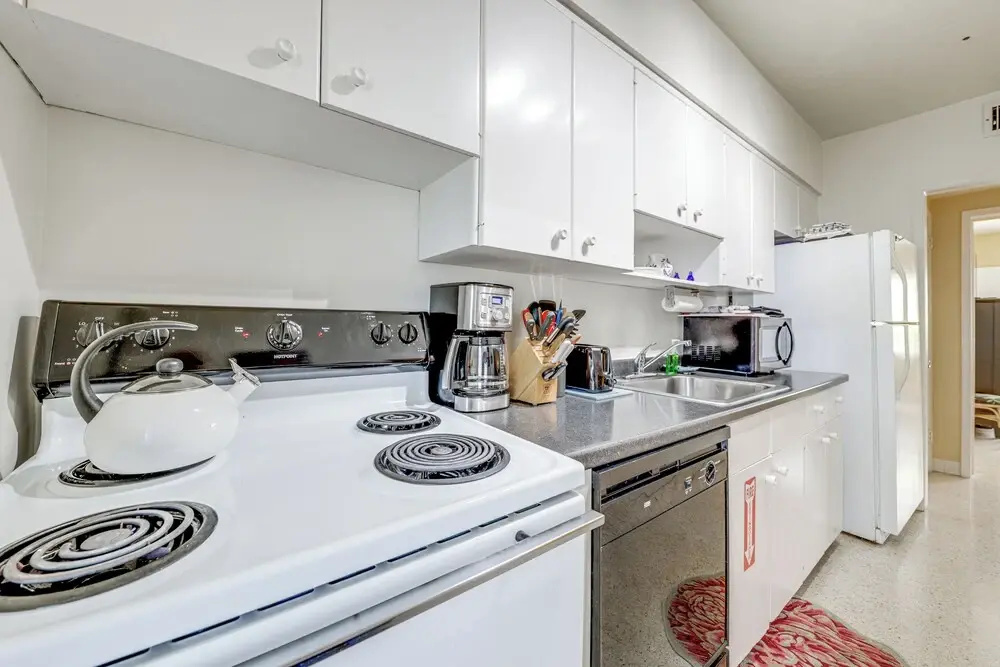 Ft Lauderdale Apt w/ Pool - 1 Mi to Beach Access!