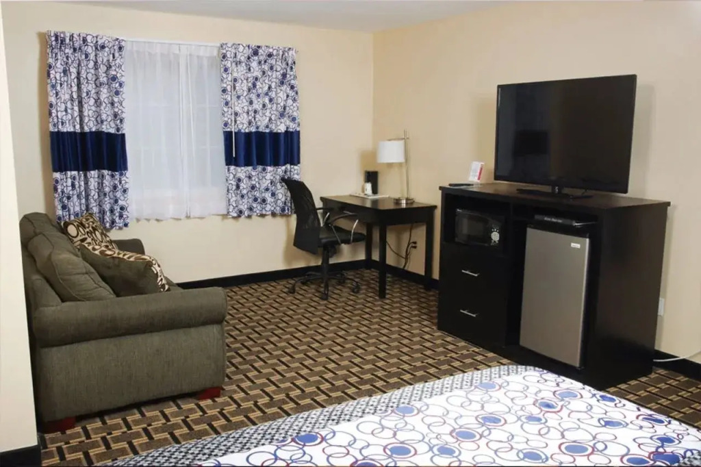 DUTCH INN AND SUITES