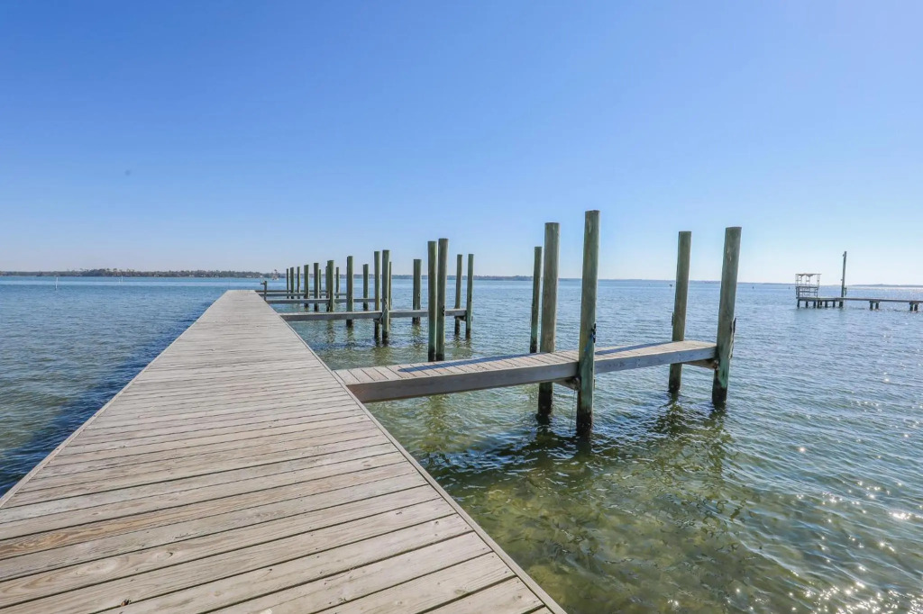 Spacious Home with Waterfront View-Welcome Pets
