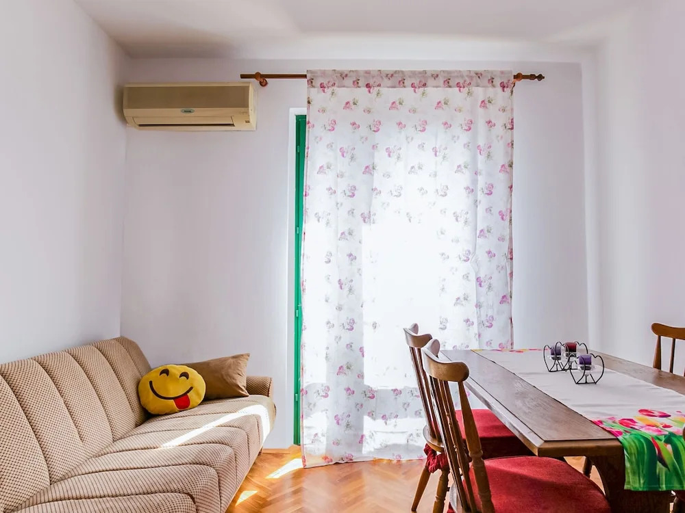 Scenic Apartment in Pakoštane near Sea & Town Center