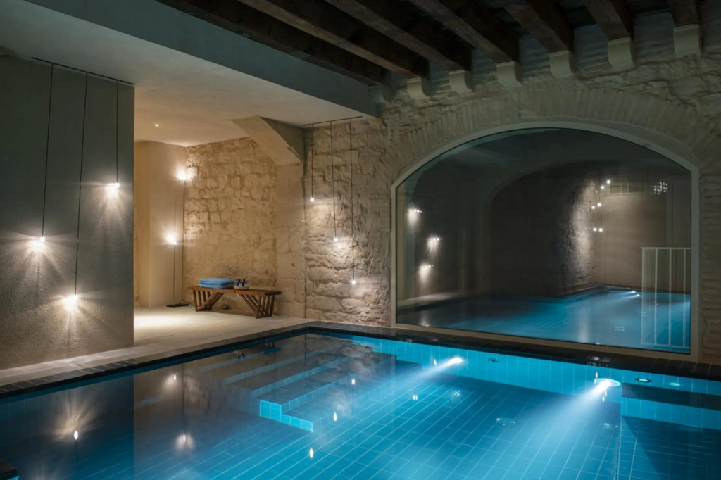 High standing apartments in El Gótico with 3 bedrooms and 2 bathrooms, all of them en suite.