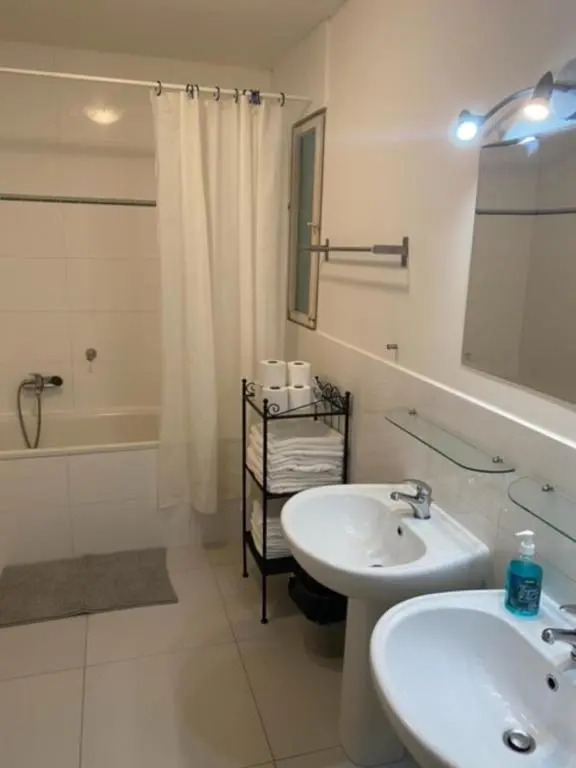 3 Bed Flat - Sleeps 10 - Pets - Smoking - Parking