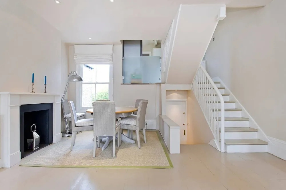 Bright & Spacious 2-bed Apt, 5 Mins From Tube