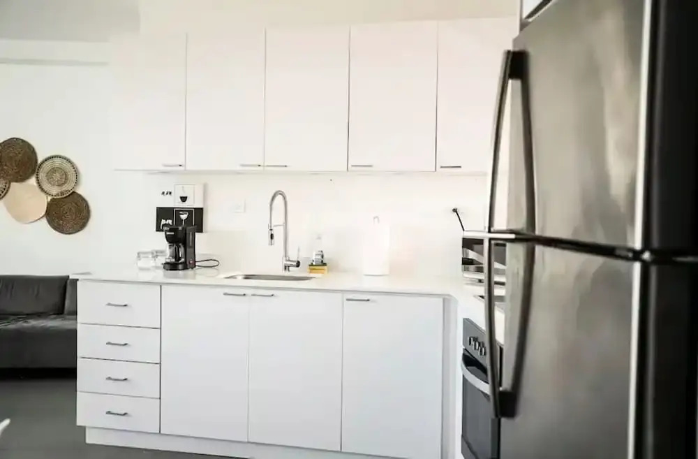 Centrally Located Sunny Apartment Walk to Beaches