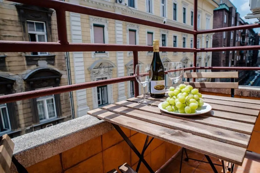 Central new home with 3 bedrooms, A/C and balcony
