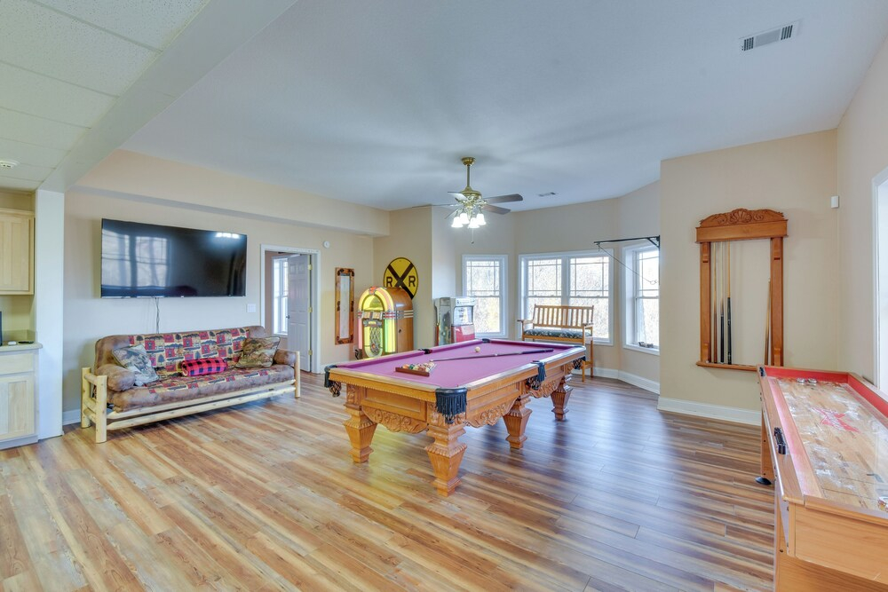 Blairsville Mansion w/ Hot Tub, Casino + Games!