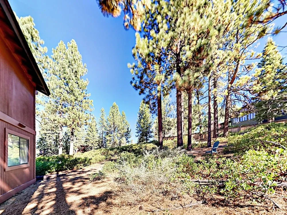 4BR South Lake Tahoe Multi Level House by RedAwning