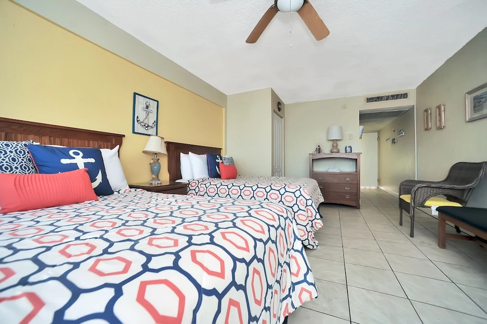 3rd Story Ocreanfront Studio W/views And A Pool 1 Bedroom Apts