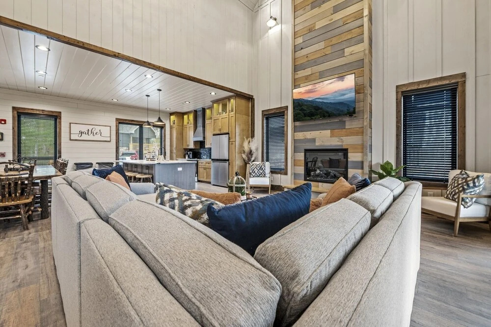 Splash Villa 6 Bedroom Home by Redawning