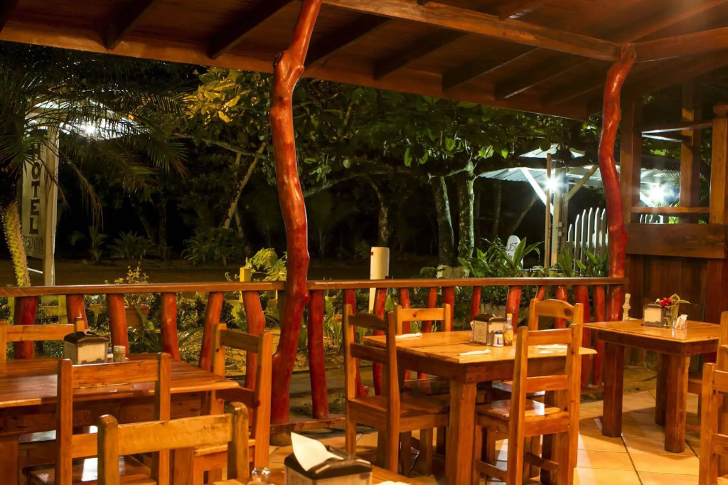 Hotel La Isla Inn
