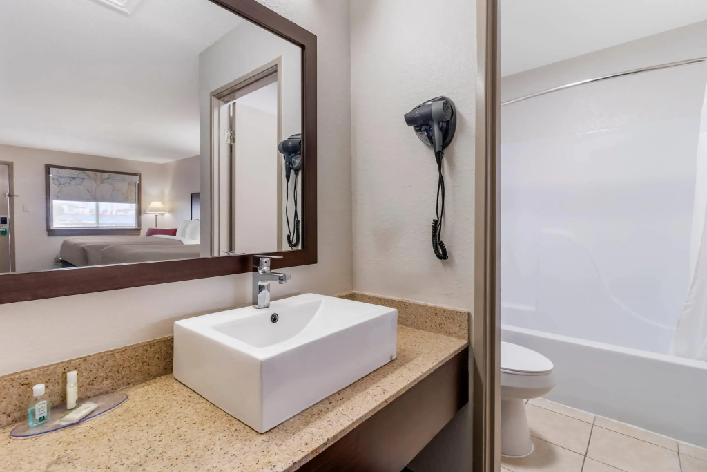 Quality Inn & Suites near six flags and medical center