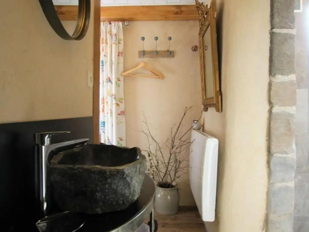 Cabane de Vigne en Auvergne pour Escapade Romantique - FR-1-582-74