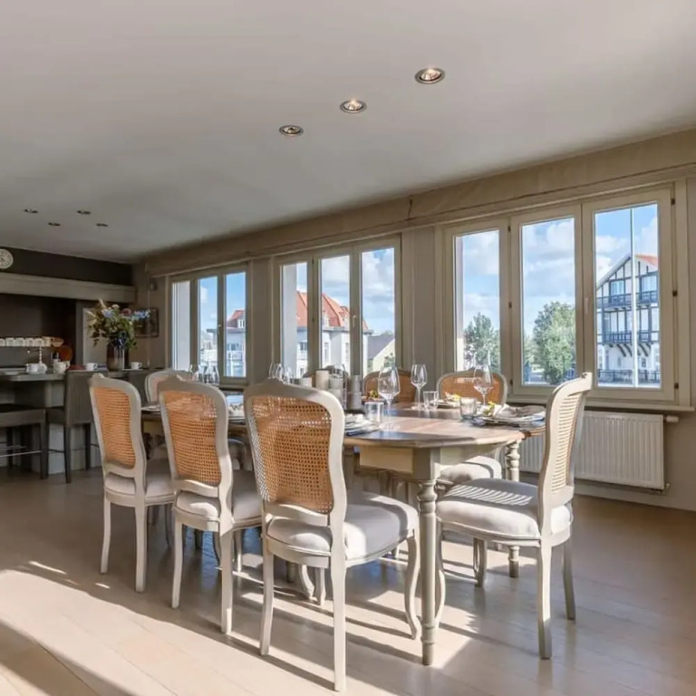Beautiful and Authentic Apartment Nearby the Beach