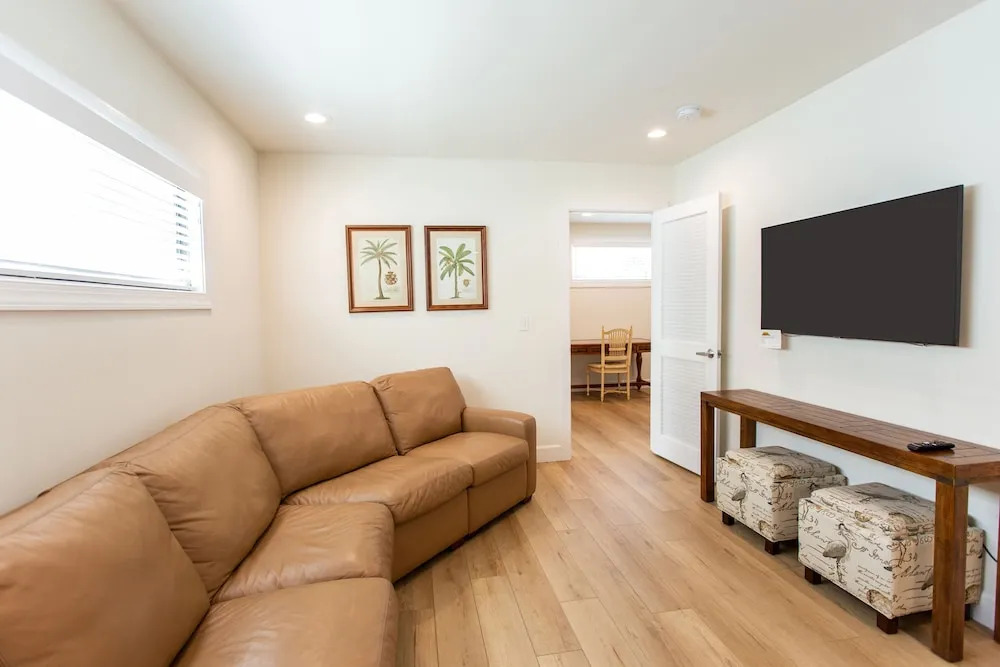 Sorrento Luxury Vacation Home: Expansive 5-Bedroom, 4.5-Bath Retreat with Private Pool, Hot Tub, and Pet-Friendly Accommodations – Just a Short Walk from Stunning Vanderbilt Beach