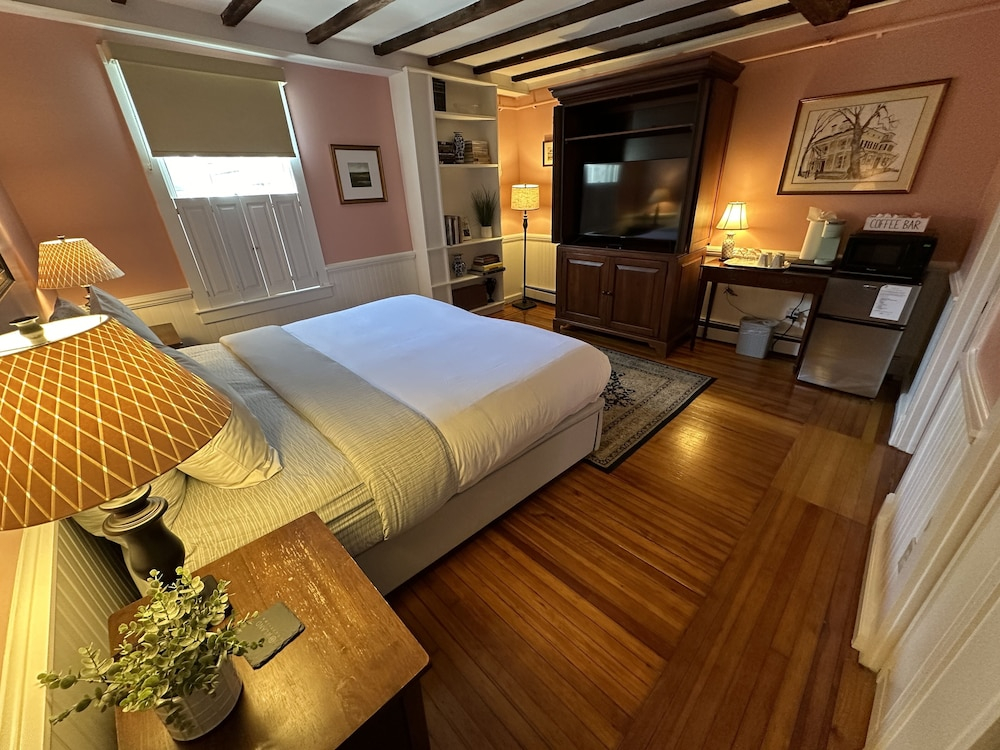 Exposed Beam One Bedroom Suite Downtown Newport #15 1 Home