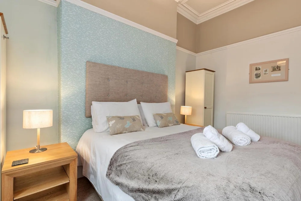 Spinnaker - Close to Town Sea Views