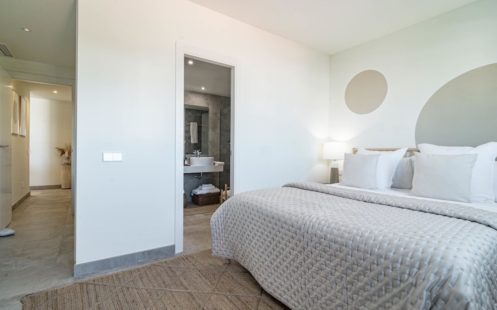 Inf2.4e - Modern 2-bed Apt With Roof top Pool