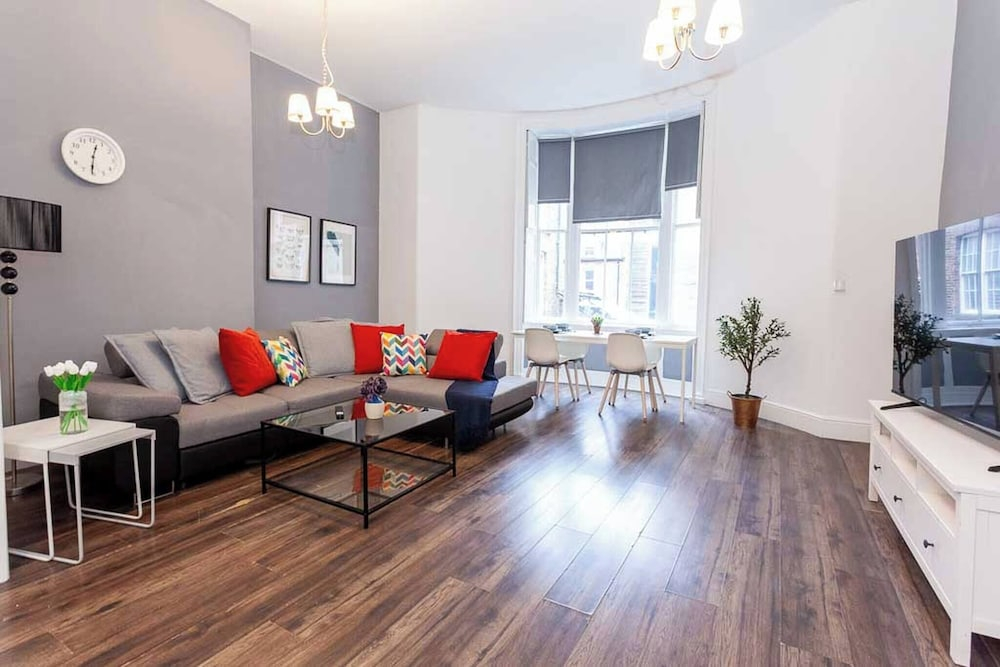 Spacious 2BR -liverpool Central - Walk to Royal Dock, Nightlife & Train Station