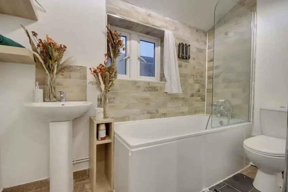 Southsea 4BR Getaway with Private Yard