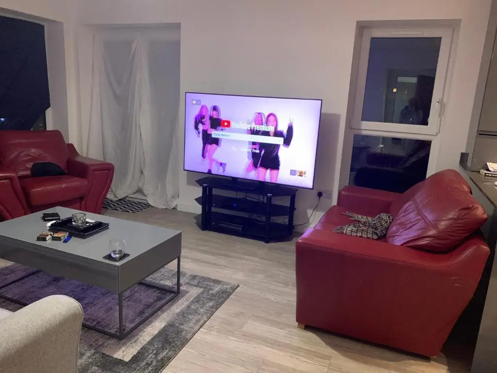2 bedroom flat in the west end with lovely hosts