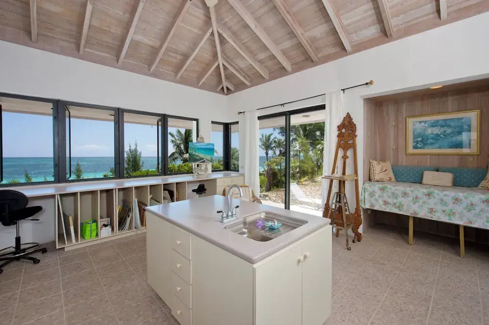 Tropical Hideaway: Charming Cottage Near Pink Sands Beach