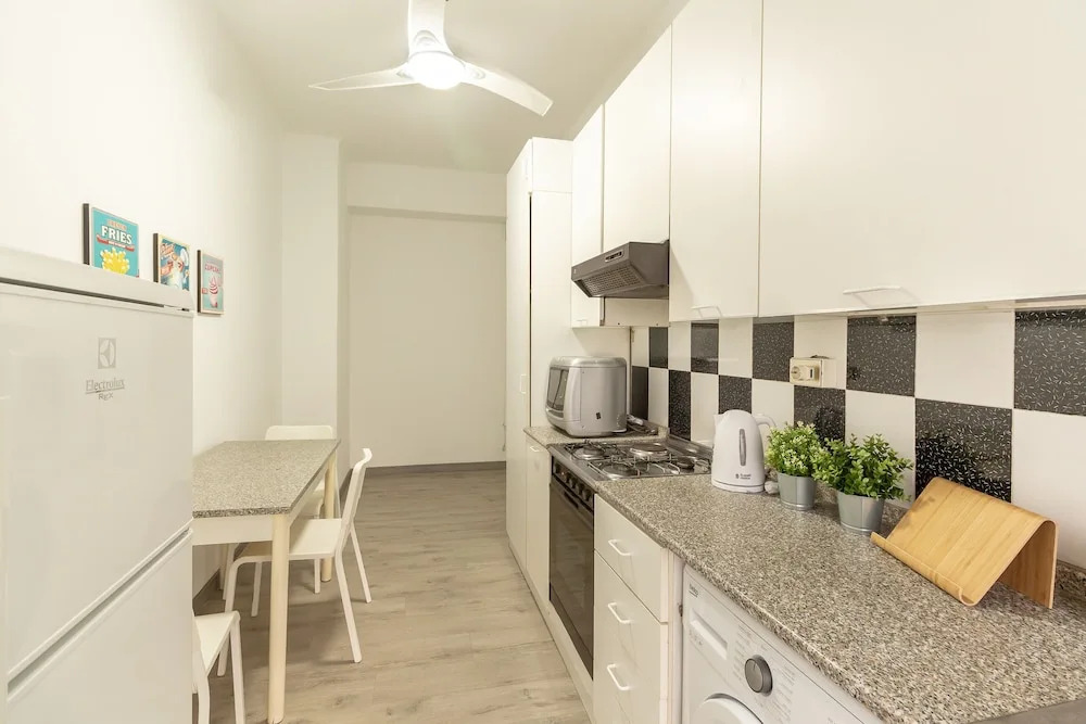 Bright 1 Bedroom near MM1