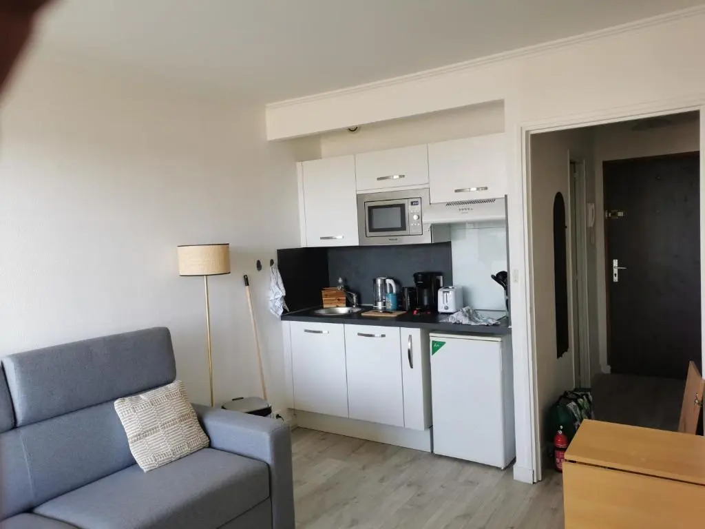 Studio confortable, face mer, proches commerces