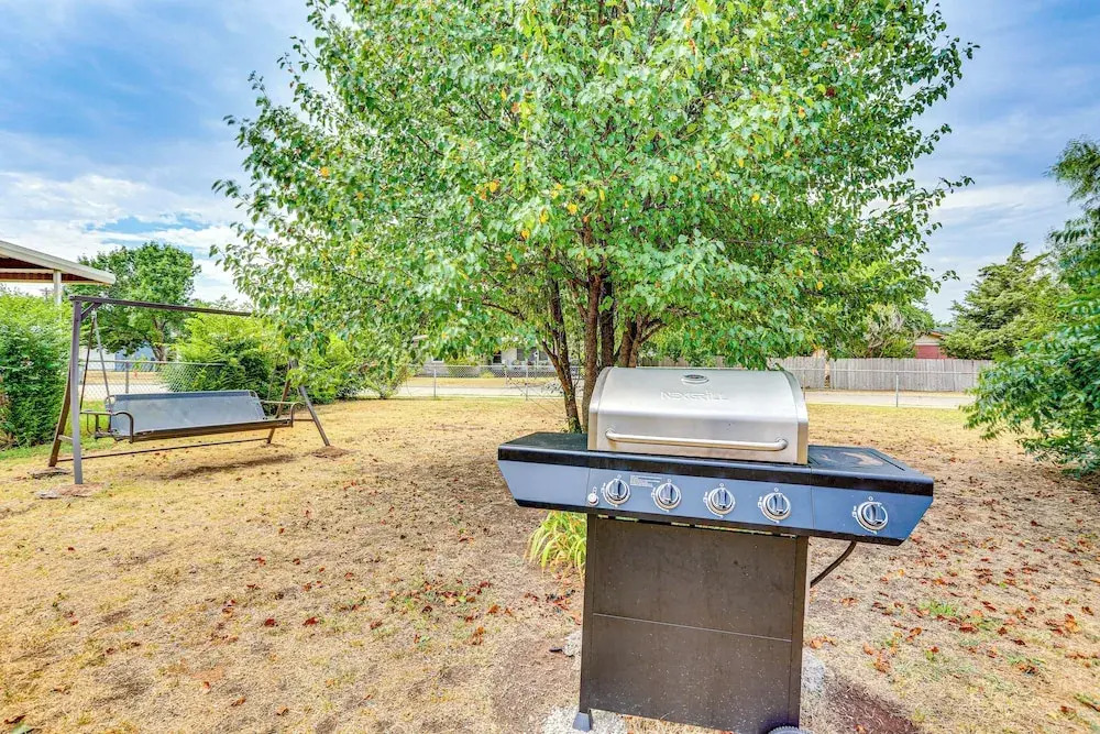 Convenient Family Home  3 Mi to Fort Sill!