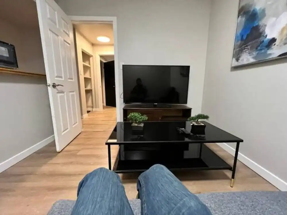 Cozy 1 Bedroom Rental With Den Free Parking Close to University