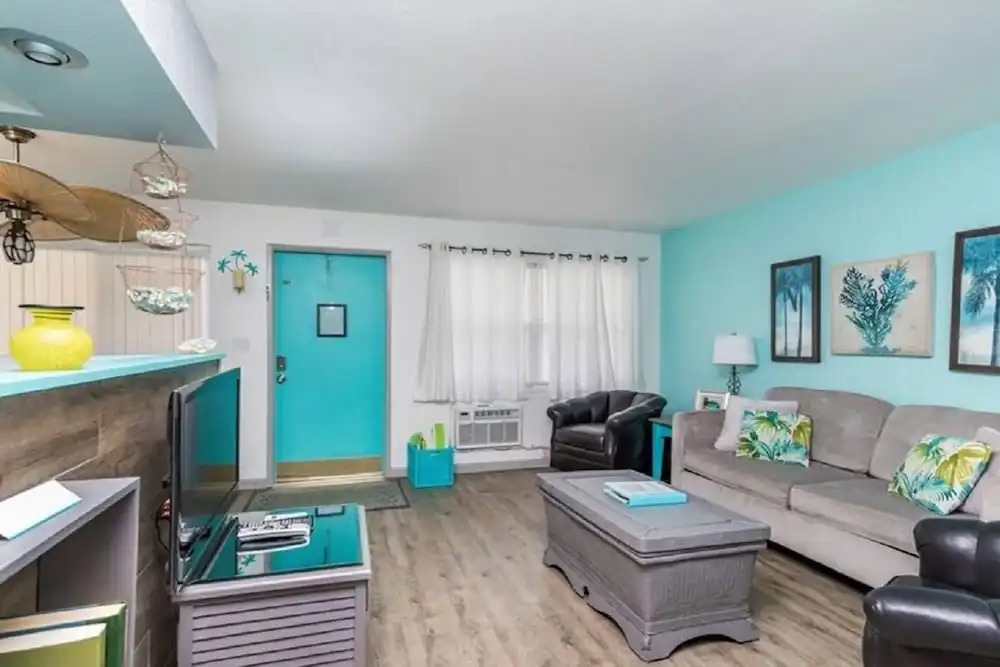 Mid Mari - Gorgeous Nautical Condo Near Beach, Shops & Restaurants- Condo 105