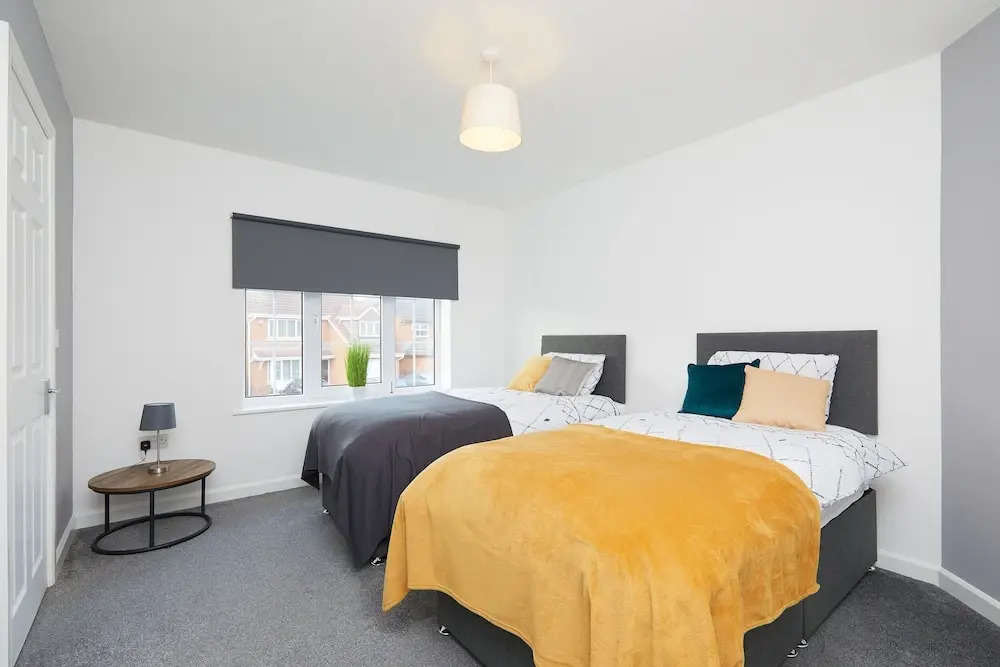 2 Bed Derby House- Parking - Rolls Royce
