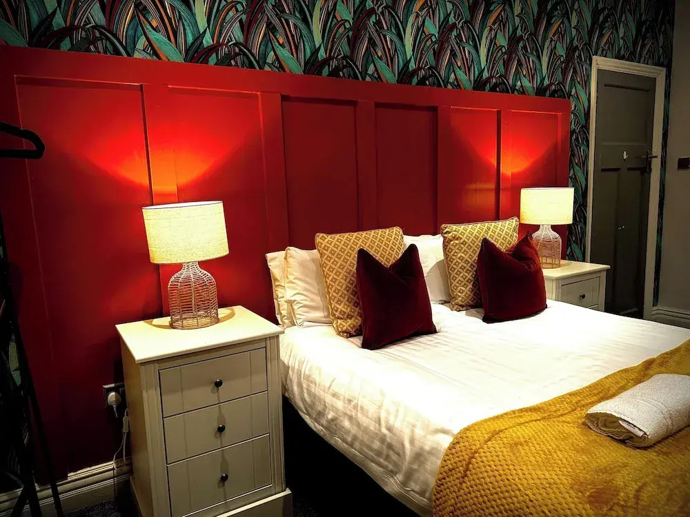 Sleeps10-parking-garden-hottub-petfriendly