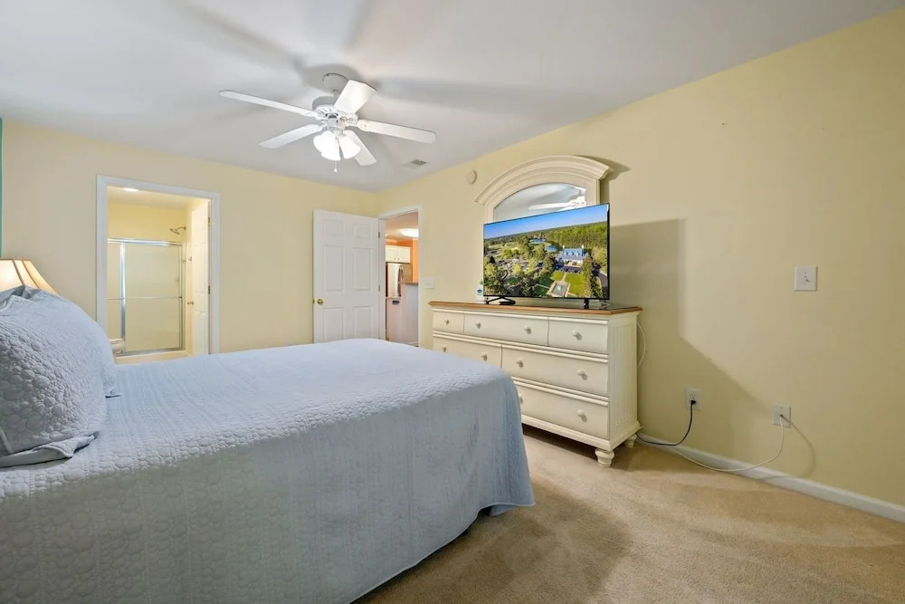 Ground-floor 3-bedroom condo with stunning golf course views. 3 Condo by Peace Vacations