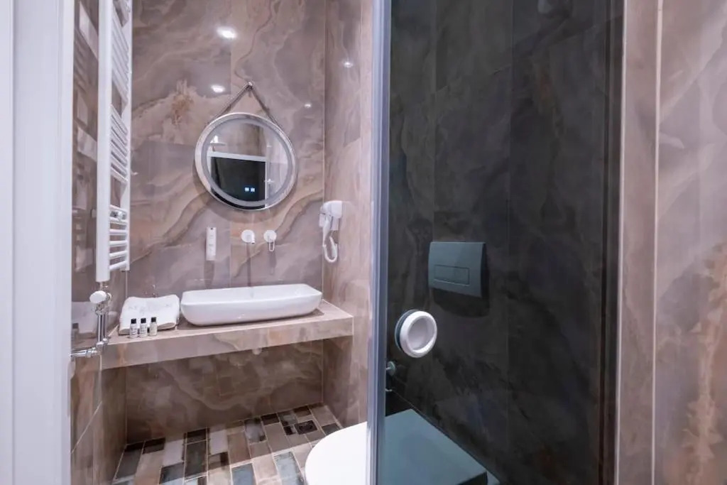 Maison De Luxx, A9 Central Lux