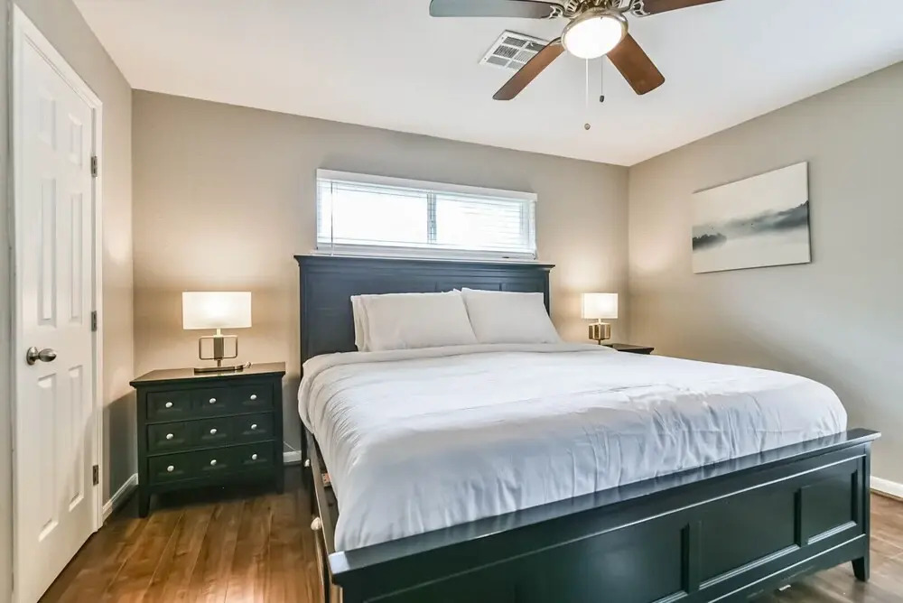 West End in SW Houston, Sleeps 10, Work-cation, King Bd, Pet, High Speed Wifi