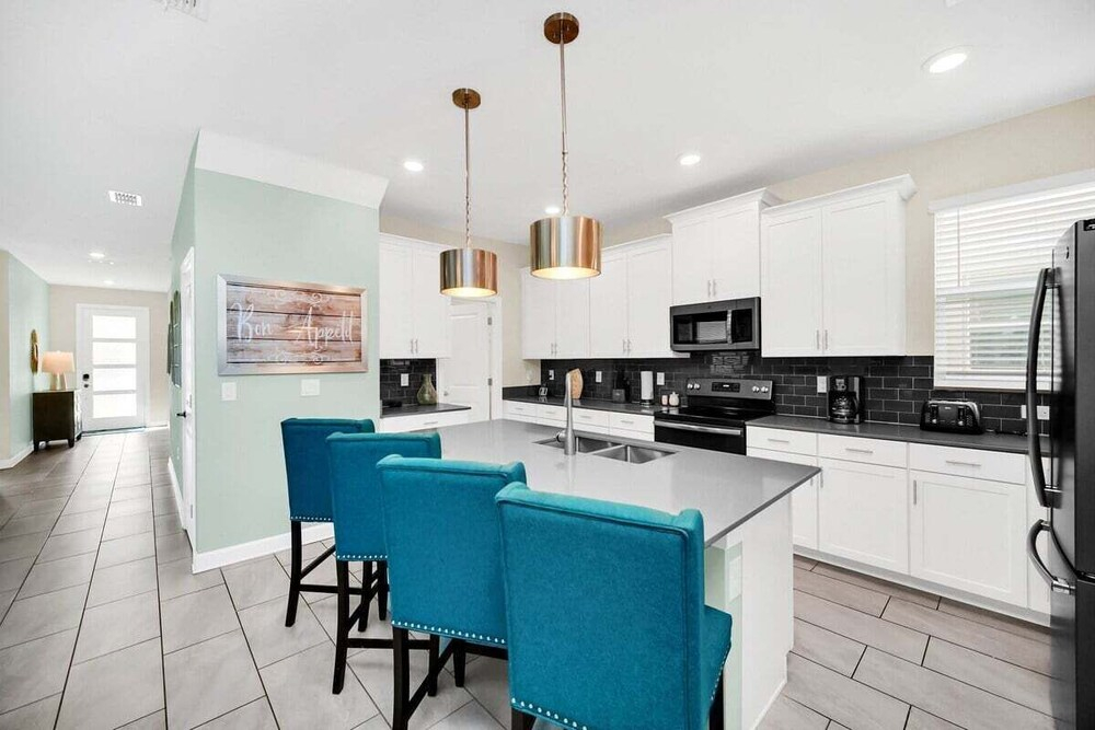 2758bd · Dazzling 5BR Villa in Storey Lake With Pool & Spa