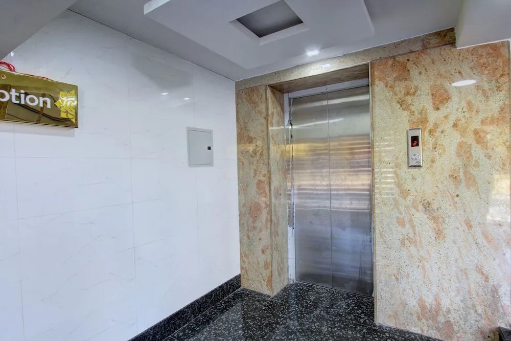 Oyo 44203 Sri Manis Residency
