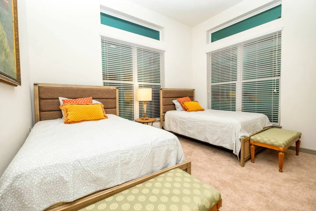 Bright and Airy Condo with Fast Wifi! Gym, Pool & Parking Included!