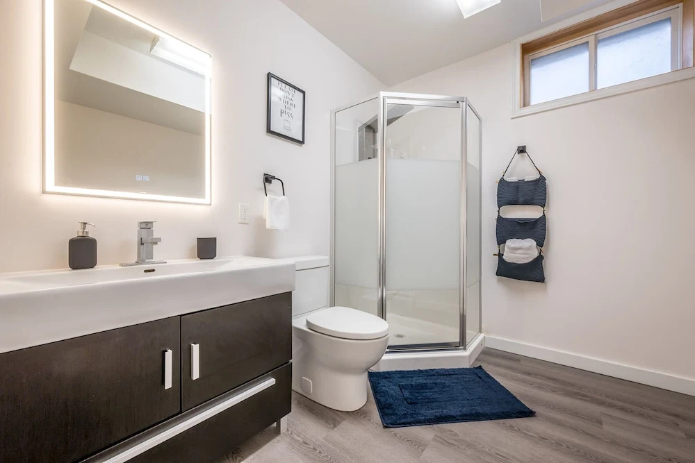 Spacious Newly Renovated 1 Bedroom Suite