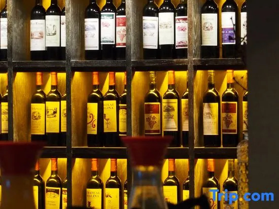Xinyibao Hong Kong Fengli Luxury Hotel (Feihua Touch Water Shop)