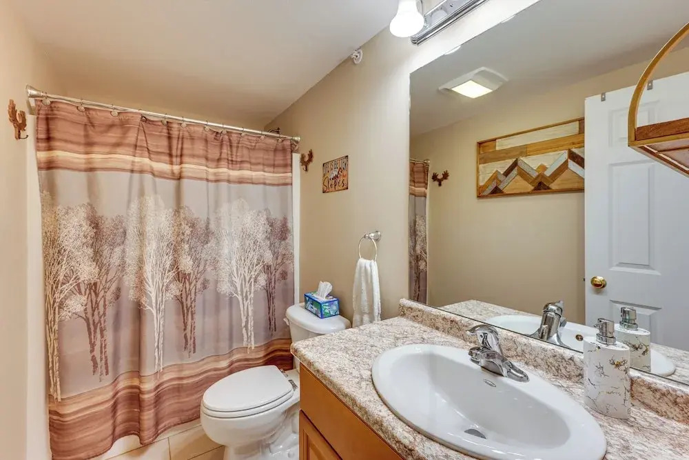 Relaxing Lincoln Condo w/ Fireplace & Shuttle