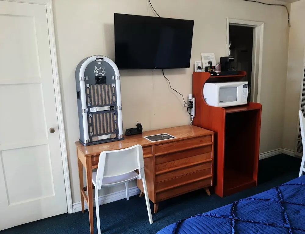 HARRYS MAN CAVE - A Vintage Motel on the Historic 395 route - The New Star Motel Experience