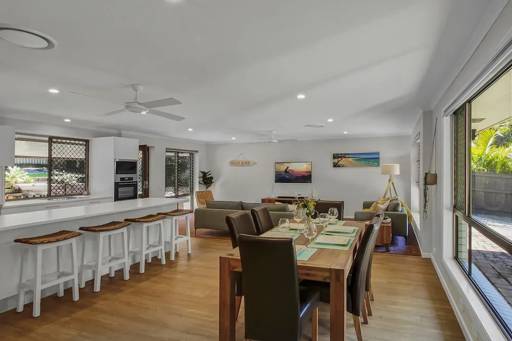 Endless Summer Beach Retreat-pet friendly, walk to shops