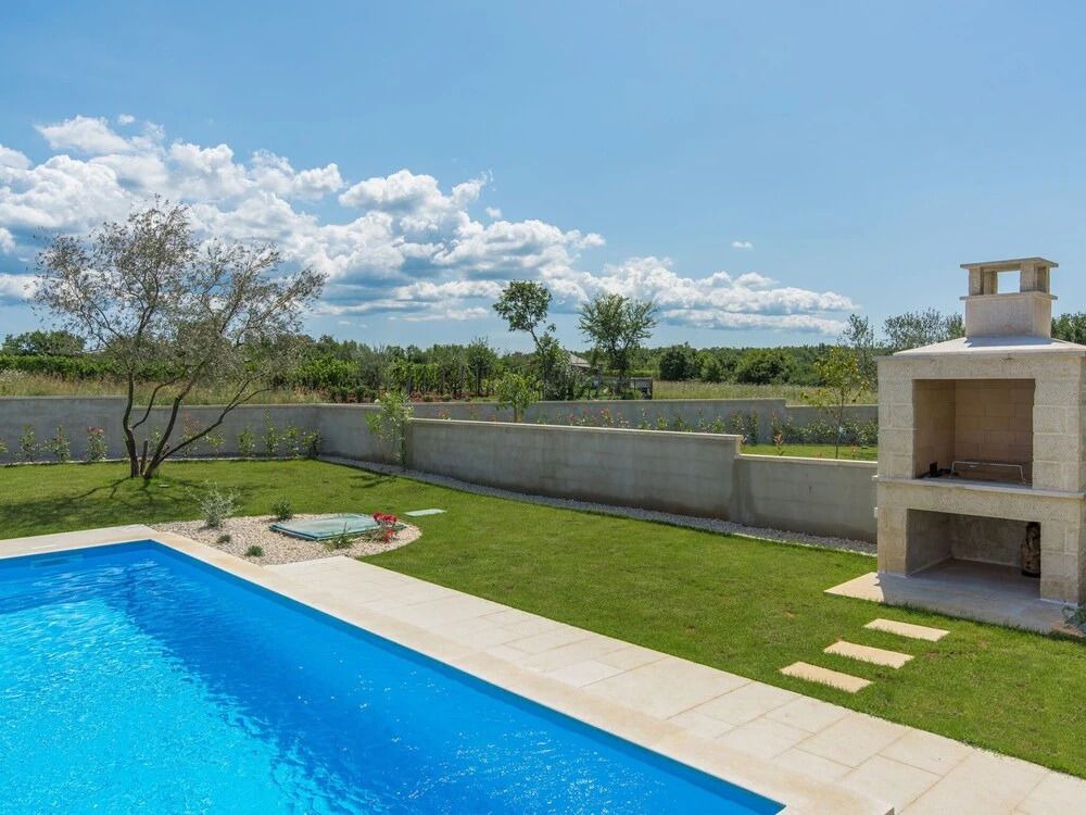 Villa With Private Pool in a Quiet Location With Garden and Grill
