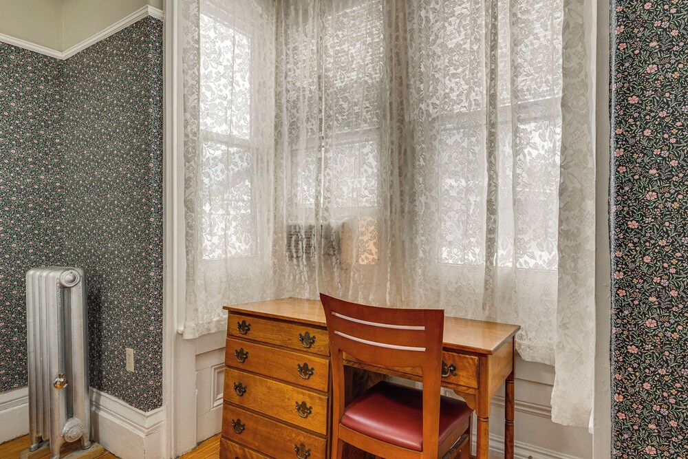 On Historic Main Street: Walkable & Quaint Apt!
