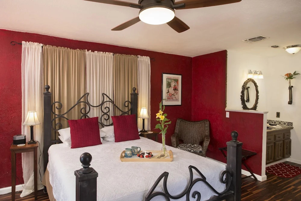 Lakehouse Bed and Breakfast