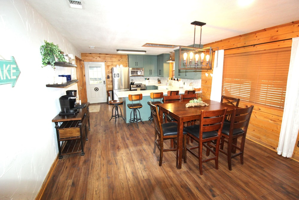 Granbury Home w/ Waterfront Deck: 5 Mi to Downtown