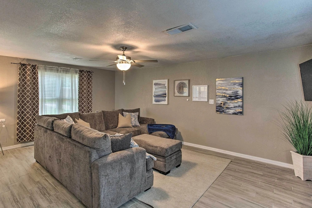 Walk to At&t Stadium: Arlington Home w/ Yard!