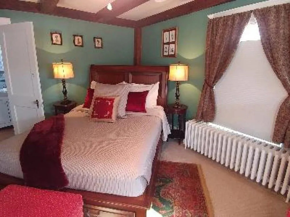 2 River Road Inn & Cottages